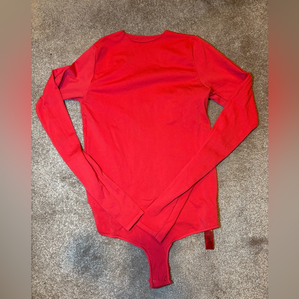Skims essential bodysuit
Red NWOT S/M